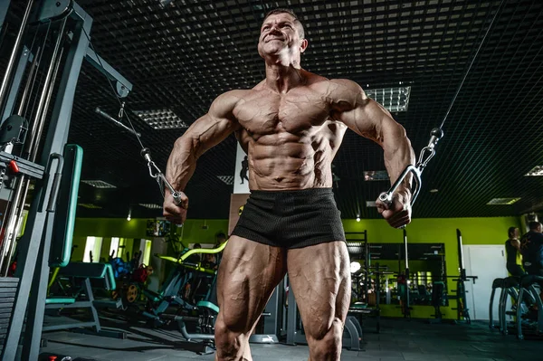 Acımasız beyaz vücut geliştirmeci eğitim sandık içinde jimnastik salonu