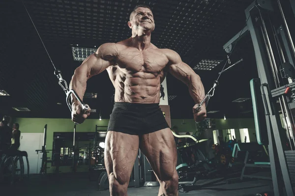 Brutal caucásico culturistas entrenamiento pecho en gimnasio —  Fotos de Stock