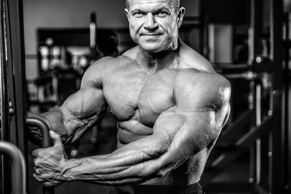 Yakışıklı model genç adam spor salonunda poz