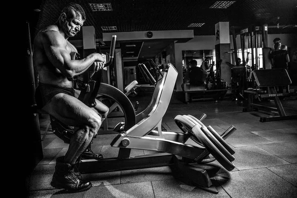 Brutal fisiculturista caucasiano trabalhando no ginásio — Fotografia de Stock