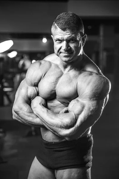 Spor salonunda egzersiz acımasız beyaz vücut geliştirmeci