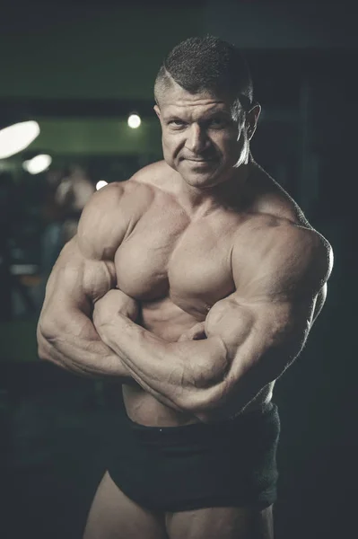 Brutal Caucasian bodybuilder working out in gym — Stock Photo, Image