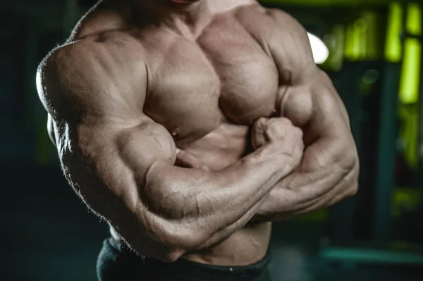 Brutal caucásico culturista haciendo ejercicio en el gimnasio — Foto de Stock