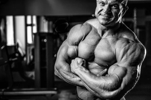 Spor salonunda egzersiz acımasız beyaz vücut geliştirmeci