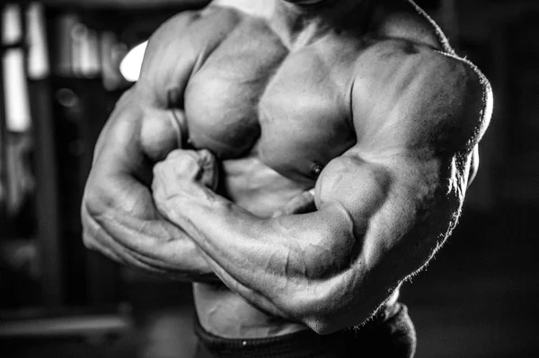 Brutal Caucasian bodybuilder working out in gym — Stock Photo, Image