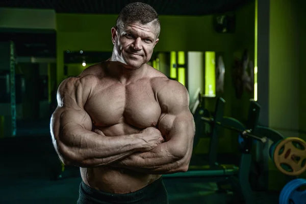 Brutala kaukasiska bodybuilder arbetande ute i gym — Stockfoto