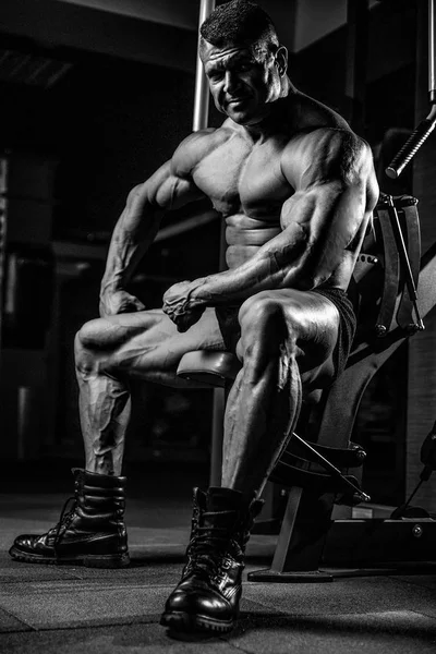 Spor salonunda egzersiz acımasız beyaz vücut geliştirmeci