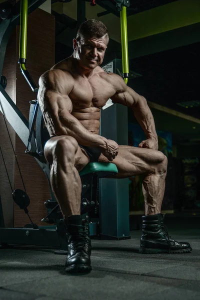 Spor salonunda egzersiz acımasız beyaz vücut geliştirmeci