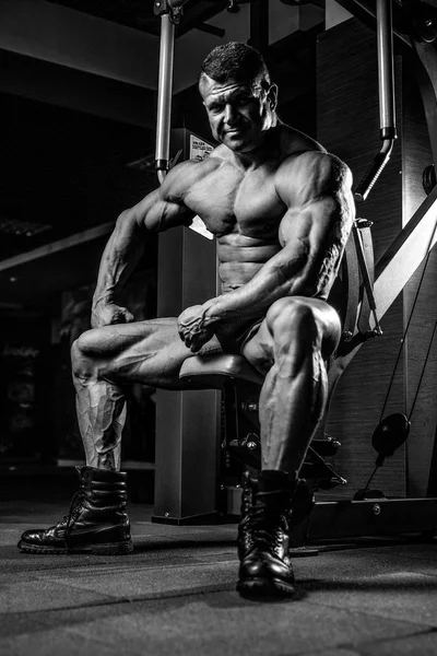 Spor salonunda egzersiz acımasız beyaz vücut geliştirmeci