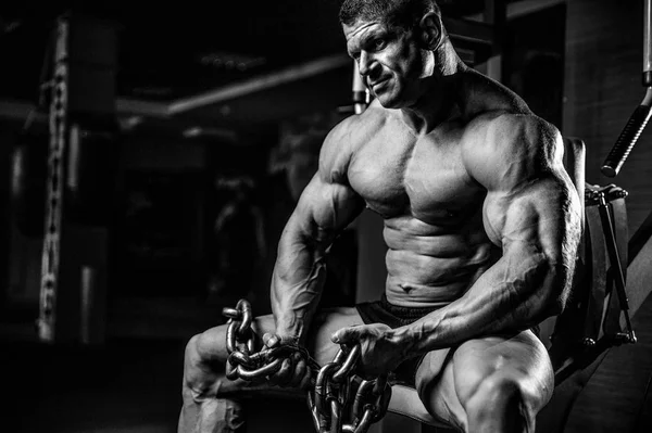 Brutala bodybuilder arbetande ute i gym med chai — Stockfoto
