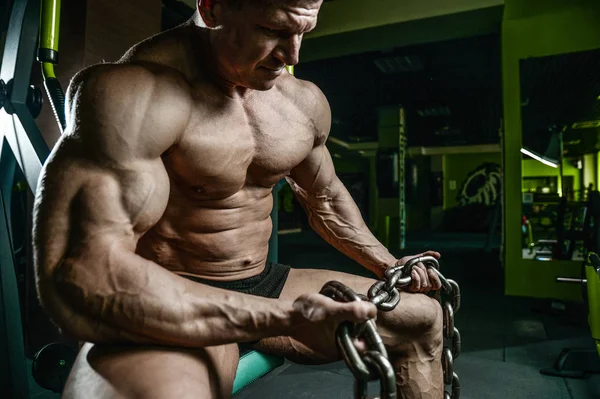 Brutaler Bodybuilder trainiert im Fitnessstudio mit Chai — Stockfoto