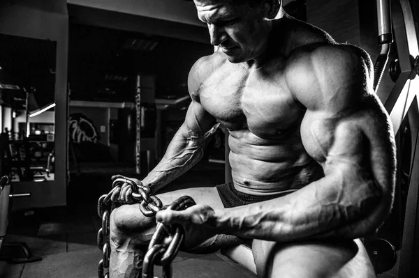 Brutale bodybuilder trainen in de fitnessruimte met chai — Stockfoto