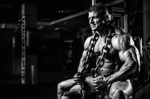 Chai ile spor salonunda çalışma dışarı vahşi vücut geliştirmeci