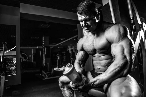 Spor ve beslenme yakışıklı modeli genç adam alır