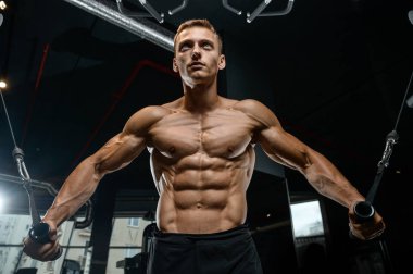 Acımasız beyaz vücut geliştirmeci eğitim sandık içinde jimnastik salonu