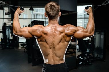 Spor salonunda yakışıklı bir genç adam antrenmanı.