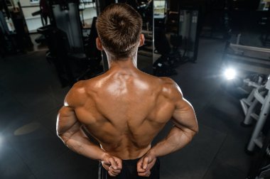 Spor salonunda yakışıklı bir genç adam antrenmanı.