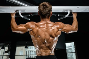 Spor salonunda yakışıklı bir genç adam antrenmanı.