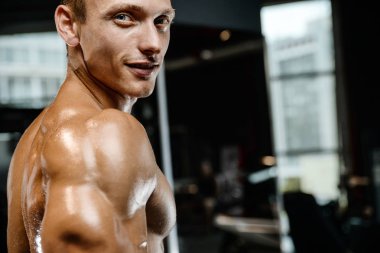 Yakışıklı model genç adam spor salonunda poz