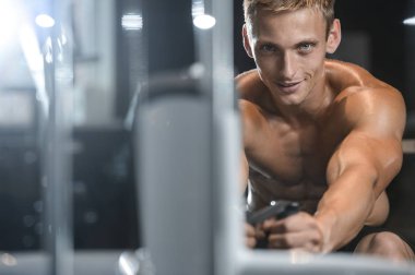 Spor salonunda yakışıklı bir genç adam antrenmanı.