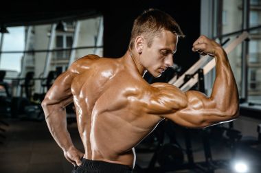 Yakışıklı model genç adam spor salonunda egzersiz