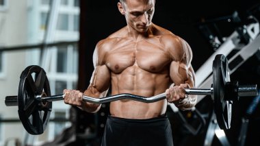 Yakışıklı model genç adam spor salonunda egzersiz