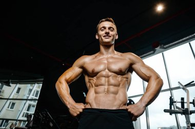 Yakışıklı model genç adam spor salonunda egzersiz