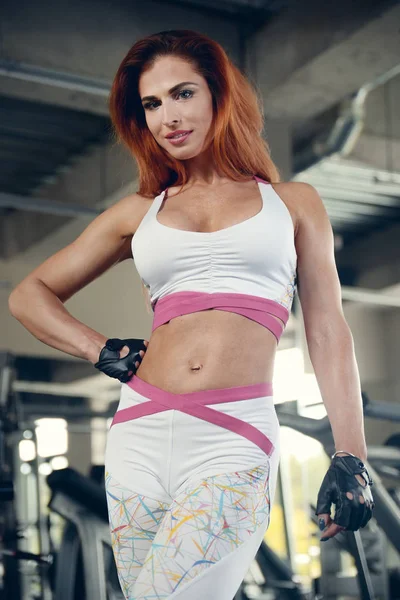 Spor salonunda çalışma dışarı seksi atletik genç kız