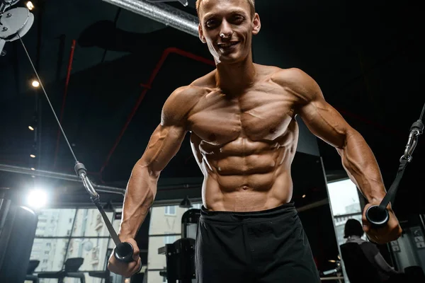 Acımasız beyaz vücut geliştirmeci eğitim sandık içinde jimnastik salonu