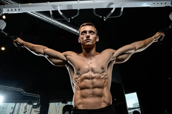 Brutaler kaukasischer Bodybuilder trainiert Brust im Fitnessstudio — Stockfoto