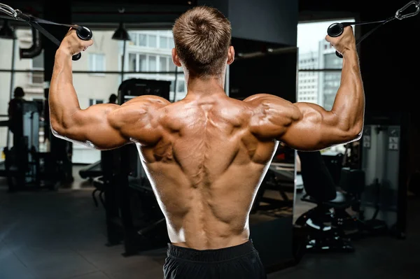 Spor salonunda yakışıklı bir genç adam antrenmanı.