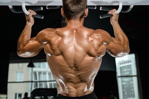 Spor salonunda yakışıklı bir genç adam antrenmanı.