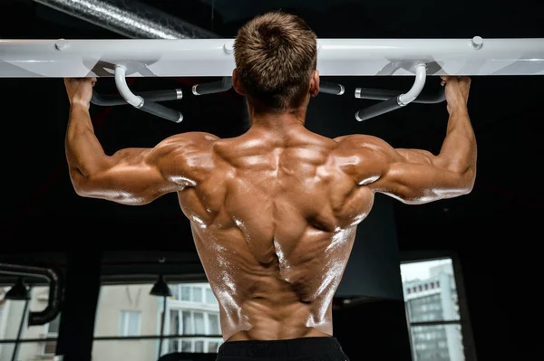 Spor salonunda yakışıklı bir genç adam antrenmanı.