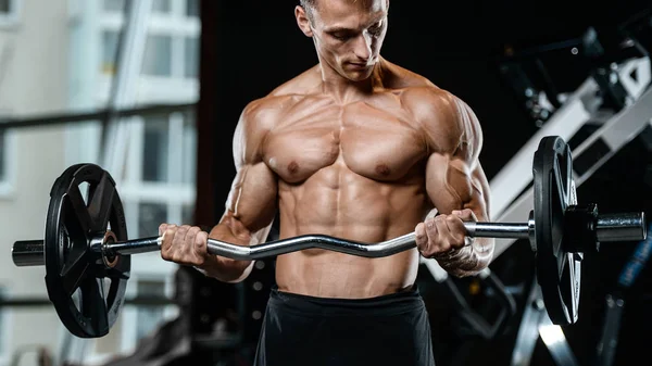 Bel modello giovane uomo che lavora in palestra — Foto Stock