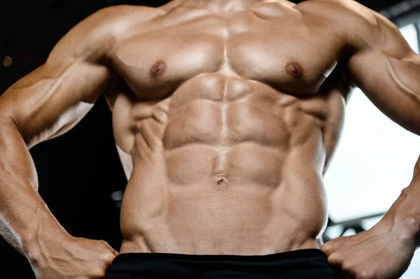 Yakışıklı model genç adam eğitim abs spor salonunda — Stok fotoğraf