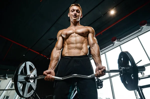 Guapo modelo joven que trabaja en el gimnasio —  Fotos de Stock