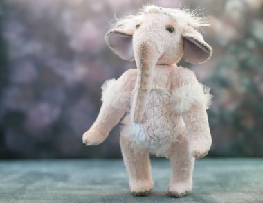 Pembe el yapımı oyuncak fil ballerin süslemeleri ile beyaz tutu