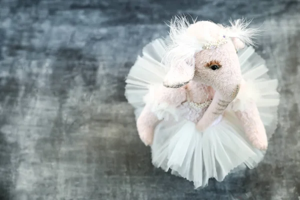 Pembe el yapımı oyuncak fil ballerin süslemeleri ile beyaz tutu — Stok fotoğraf