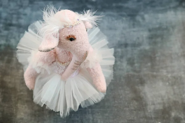 Pembe el yapımı oyuncak fil ballerin süslemeleri ile beyaz tutu — Stok fotoğraf