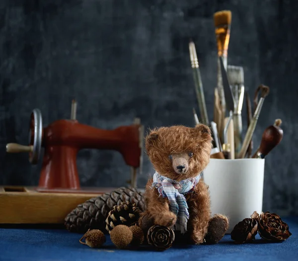 Handgemaakte speeltje teddy beer bruin pluche dennenappels — Stockfoto