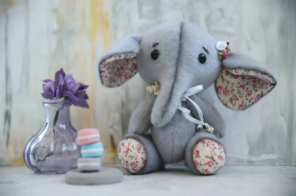 紫の花と手作りおもちゃ灰色の象 — ストック写真