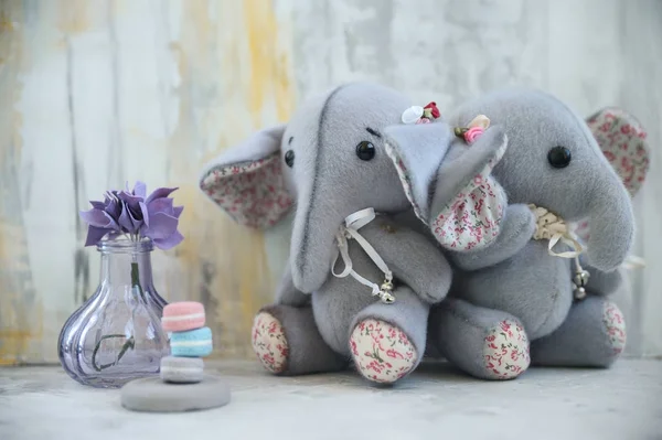 Ručně vyráběné hračky dvou šedých slonů s fialovým květem — Stock fotografie