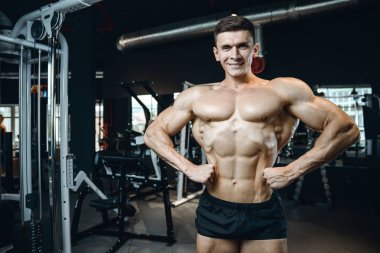 Yakışıklı model genç adam spor salonunda egzersiz