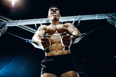 Acımasız beyaz vücut geliştirmeci eğitim sandık içinde jimnastik salonu