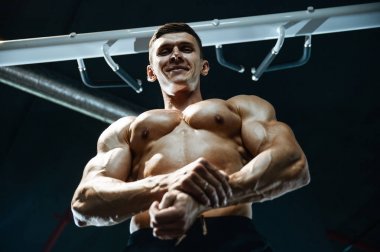 Yakışıklı model genç adam spor salonunda egzersiz