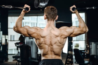 Spor salonunda yakışıklı bir genç adam antrenmanı.