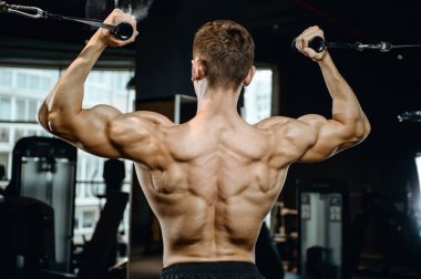 Spor salonunda yakışıklı bir genç adam antrenmanı.