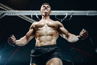 Acımasız beyaz vücut geliştirmeci eğitim sandık içinde jimnastik salonu