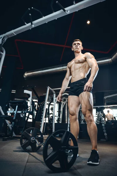 Schöner Modell junger Mann Training Beine in Turnhalle — Stockfoto