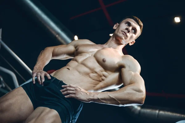 Pohledný model mladý muž cvičit v tělocvičně — Stock fotografie